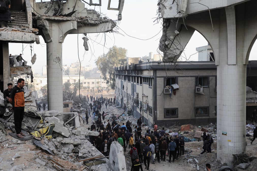 Les palestiniens inspectent les degats apres le retrait des forces israeliennes de l'hopital al shifa de gaza et de ses alentours