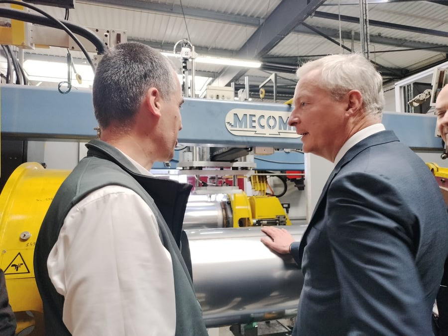 Le directeur de la business unit Thermodynamique du groupe Intuis, Lionel Palandre, fait visiter, le 15 avril 2024, l'usine de Feuquières-en-Vimeu (Somme) au ministre de l'Economie, Bruno Le Maire.