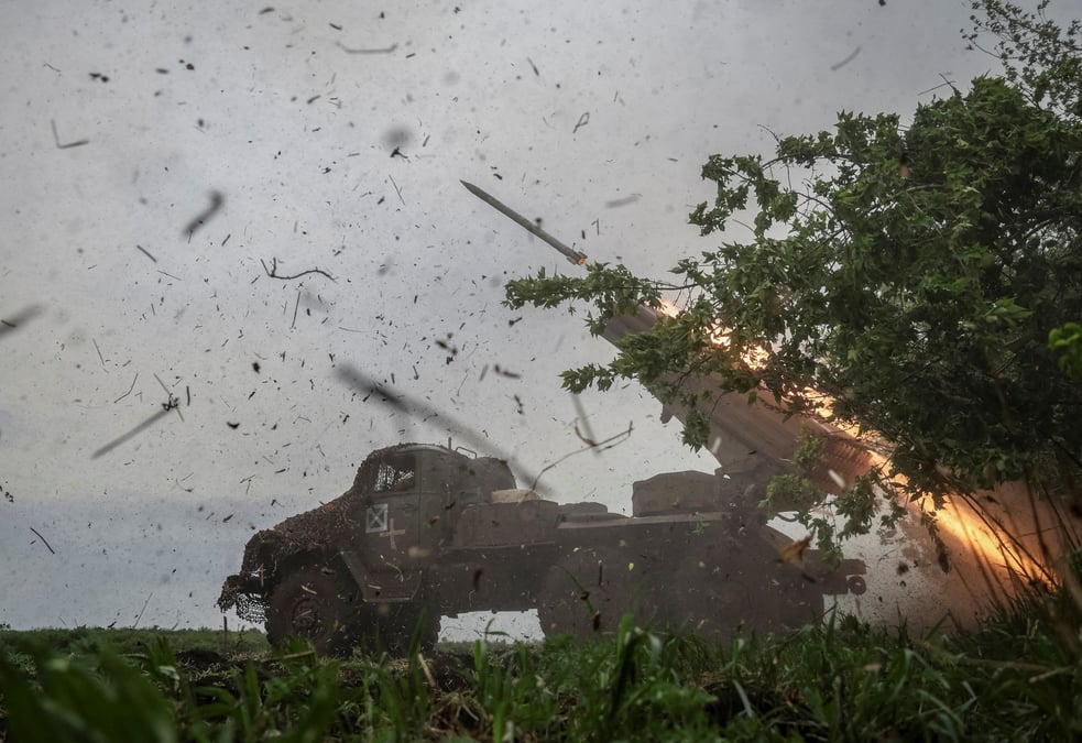 Des militaires ukrainiens tirent un systeme de roquettes multiples bm-21 grad en direction des troupes russes dans la region de donetsk