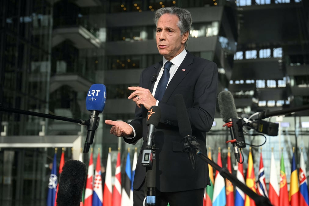 Antony blinken assiste a une reunion au siege de l'otan lors de sa visite en belgique