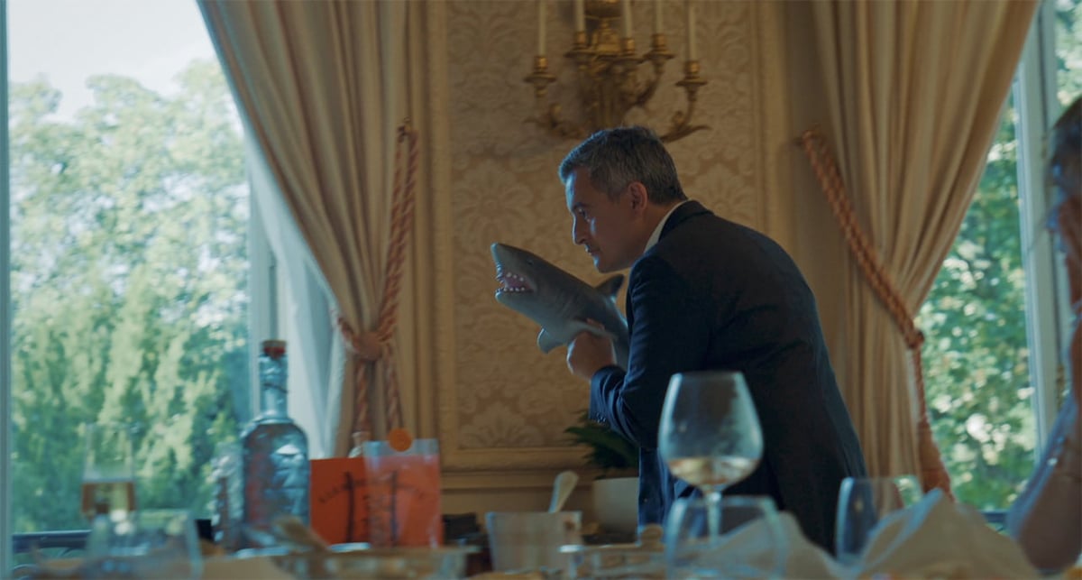 Dans un nouveau documentaire, Yann L'Hénoret plonge dans les coulisses de la place Beauvau durant le tumultueux mandat de Gérald Darmanin.