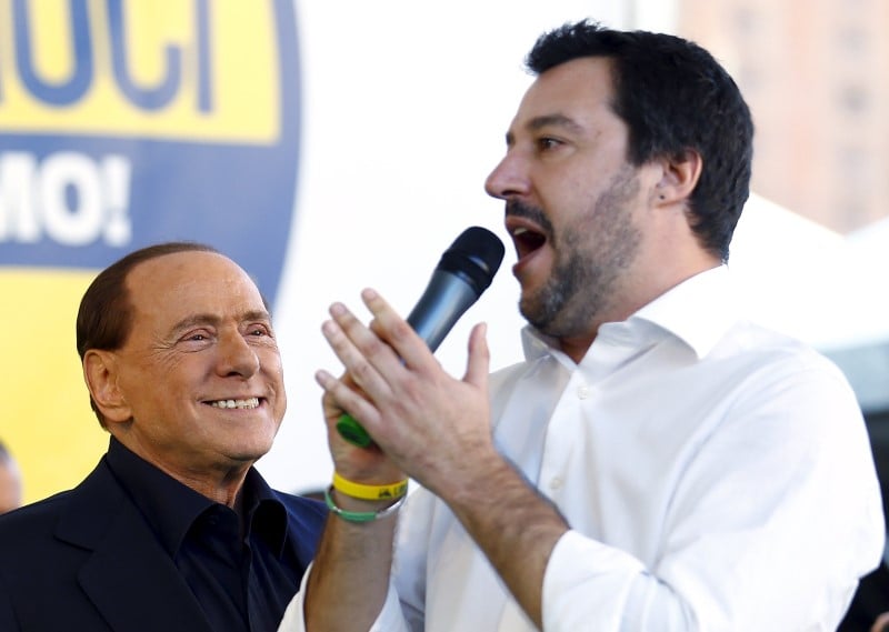 Berlusconi present a un grand meeting de la droite a bologne