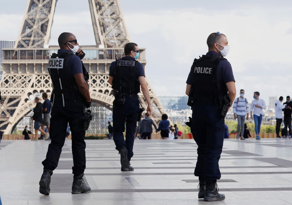 La tour eiffel evacuee apres une alerte a la bombe, rapporte bfm