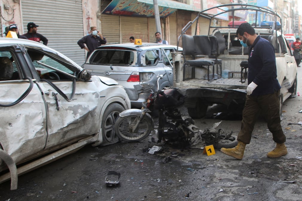 Photo sur les lieux des lieux de l'attentat a l'explosif visant un vehicule de police sur un marche de la ville de quetta