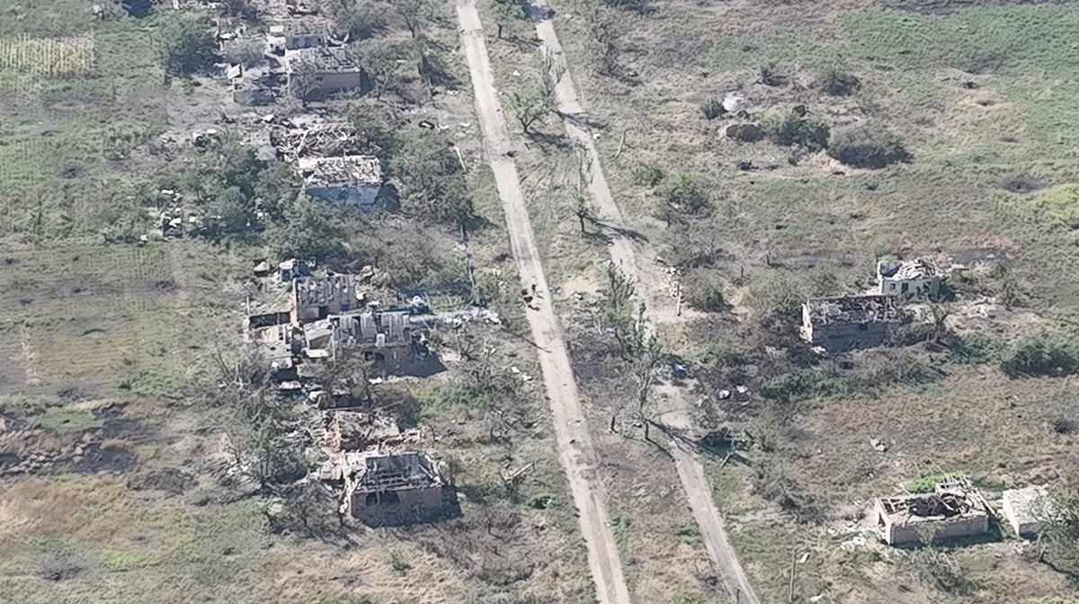 Des soldats ukrainiens entrent dans le village de robotyne