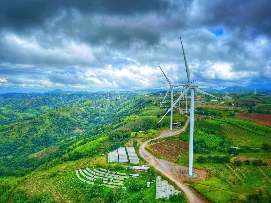 La société de l'Aveyronnais monte une ferme solaire et éolienne au milieu des rizières en Thaïlande.