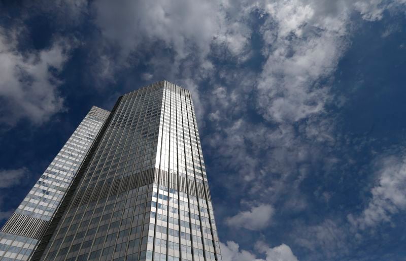 La BCE se tient prête à de nouveaux ajustements, dit Draghi