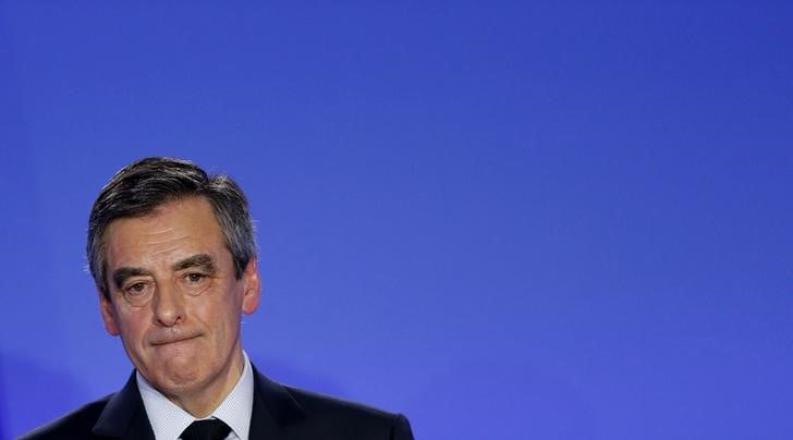 Fillon tente de regagner le terrain perdu a marche forcee