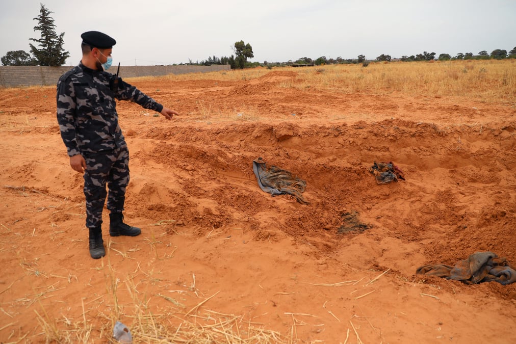 Des cadavres d'enfants dans des charniers decouverts en libye