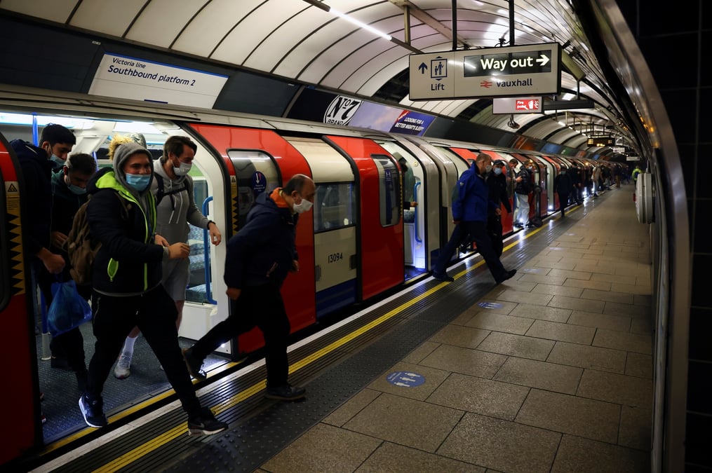 Coronavirus: londres ecarte un nouveau confinement malgre la degradation sanitaire
