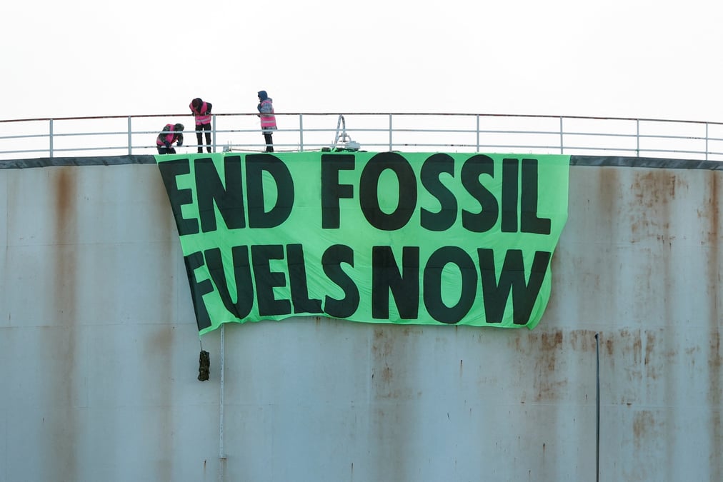 Grande-bretagne: dix terminaux petroliers bloques par des militants environnementaux, six arrestations