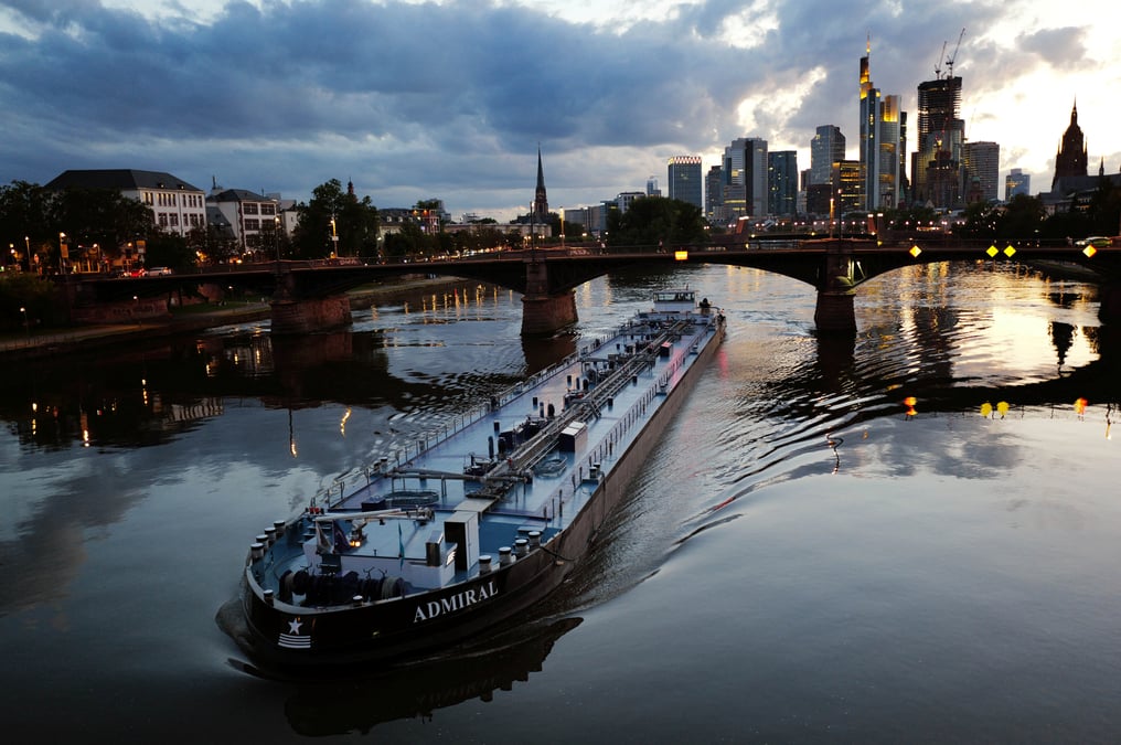 Un cargo sur le main a francfort