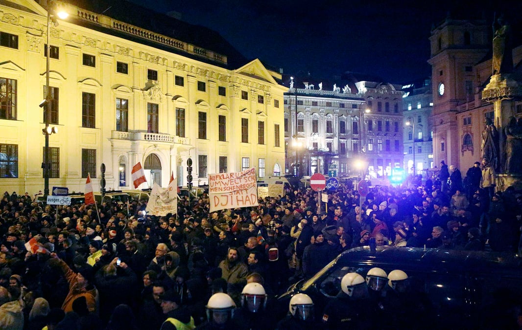 Des partisans du mouvement pegida manifestent a vienne