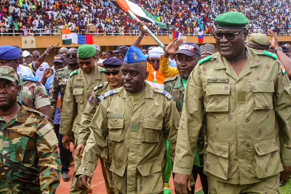 Des membres de l'armée du Niger lors d'un rassemblement dans un stade a Niamey, capitale du pays.