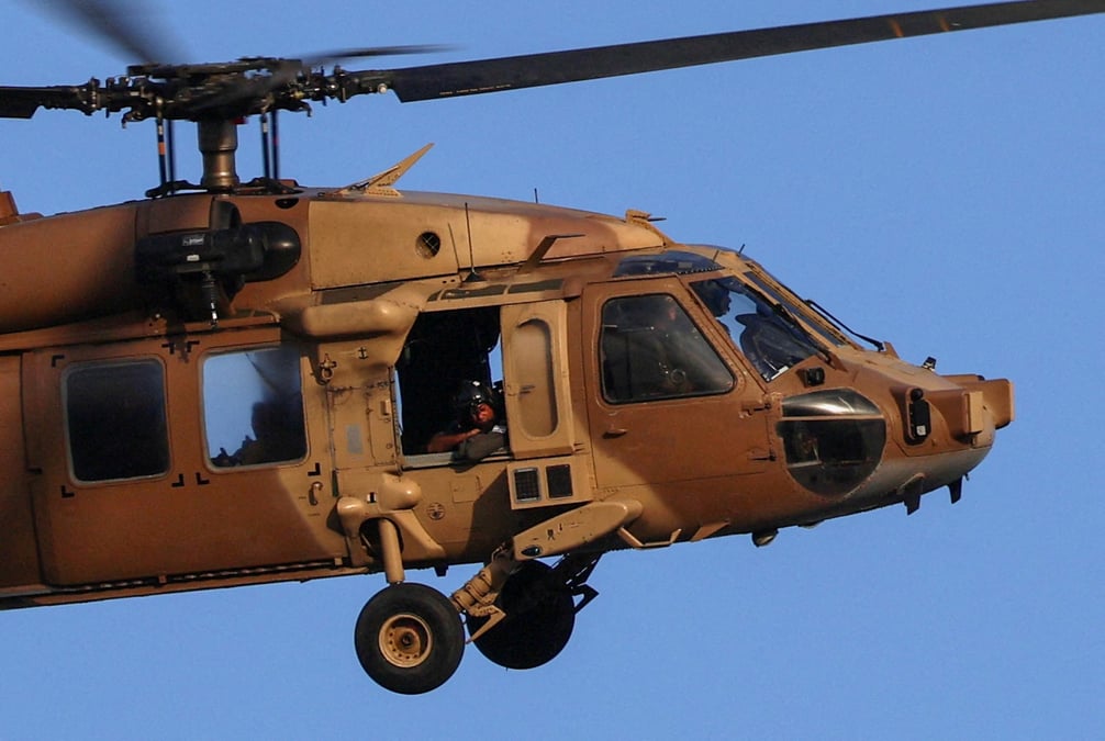 Un helicoptere militaire survole tel aviv