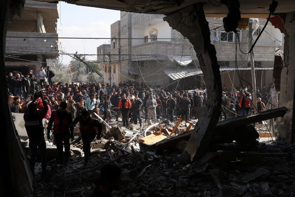 Des palestiniens se rassemblent sur le site d'une frappe israelienne a rafah, dans le sud de gaza