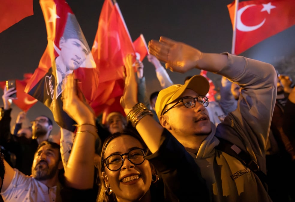 Les partisans du maire d'istanbul, ekrem imamoglu, celebrent sa victoire, a istambul