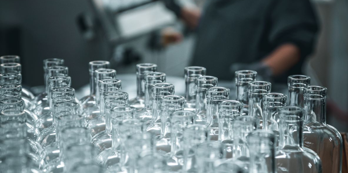 La startup Eco in Pack a lavé 100.000 bouteilles en verre l'an dernier grâce à sa ligne pilote de nettoyage à Cognac, en Charente.