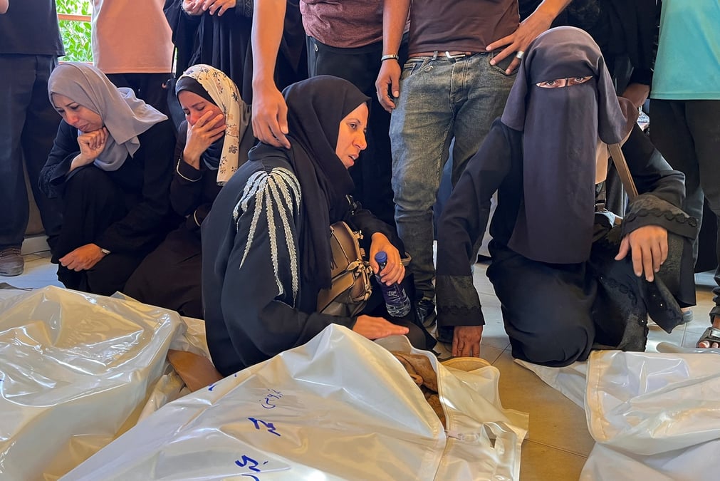 Les personnes en deuil reagissent a cote des corps des palestiniens tues dans les frappes israeliennes