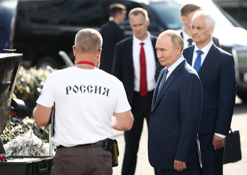 Le president russe vladimir poutine visite une usine de production de drones a saint-petersbourg