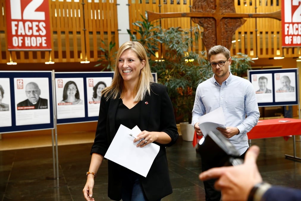 Beatrice fihn, directrice executive de la campagne internationale pour l'abolition des armes nucleaires (ican), et daniel hogsta, son directeur adjoint