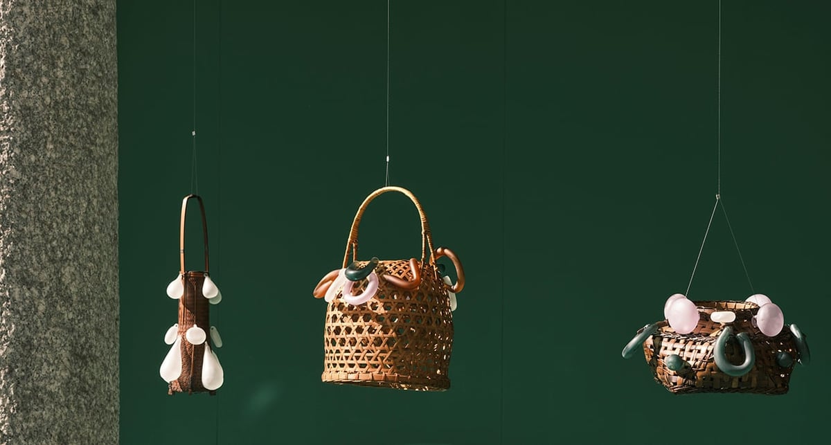 L’œuvre « Hybrid Exhalations », de l’artiste et architecte palestinienne Dima Srouji, entrelace des pièces de verre produites en Cisjordanie avec des paniers de bambou.