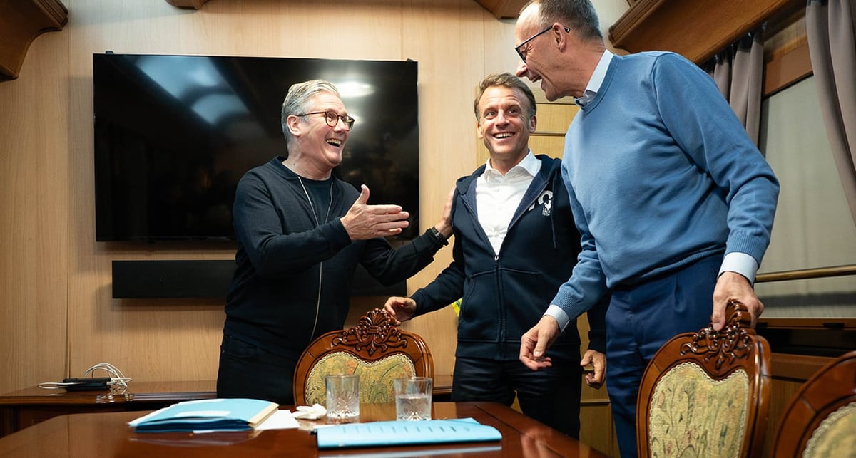 Le Premier ministre du Royaume-Uni Sir Keir Starmer, Emmanuel Macron et le chancelier allemand Friedrich Merz étaient à bord d’un train à destination de Kiev où tous les trois tiendront des réunions avec Volodymyr Zelensky le 9 mai 2025.