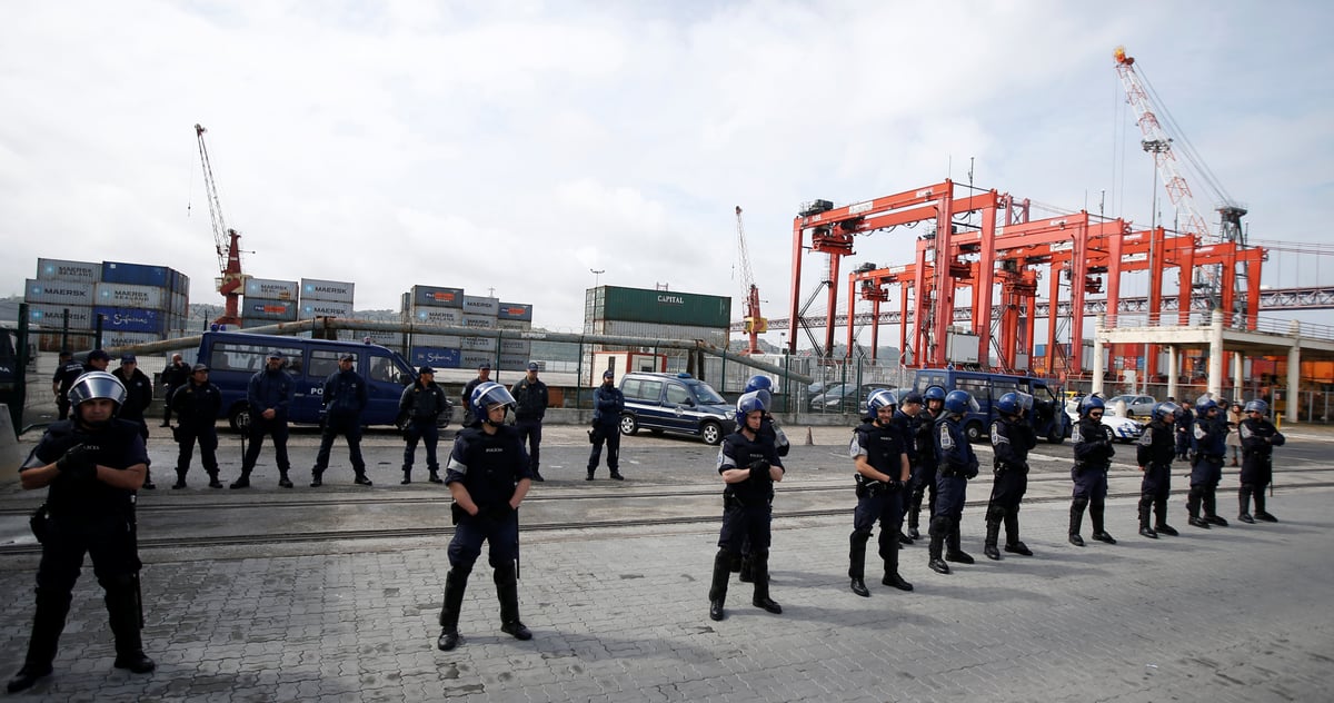 Les dockers de lisbonne sommes de reprendre le travail