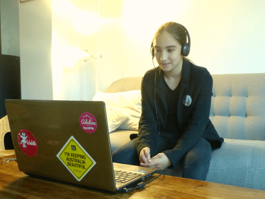 EdTech jeune fille avec ordinateur VivaLing