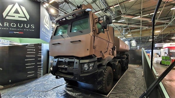 En France, le groupe a notamment décroché la commandes des camions citernes de nouvelle génération. La première tranche de 70 véhicules, qui doit être livrée dès 2026, s'inscrit dans un programme plus large visant à fournir 376 camions citernes de nouvelle génération d'ici à 2030, conformément à la loi de programmation militaire (LPM) de 2024-2030.