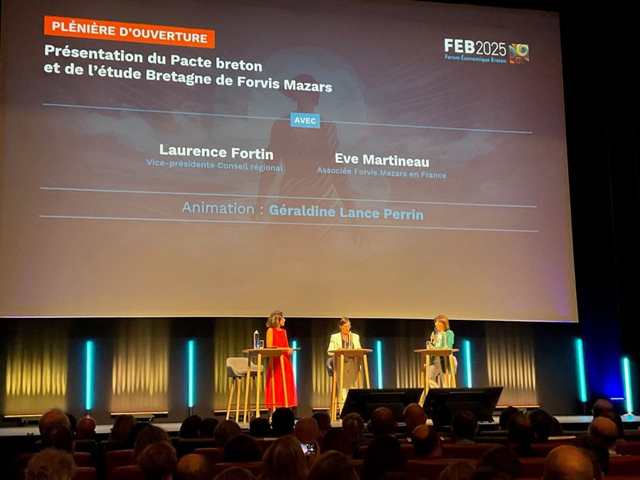 Un trio de femmes lors de la plénière d'ouverture du Forum économique breton pour présenter l'étude Bretagne de Forvis Mazars.