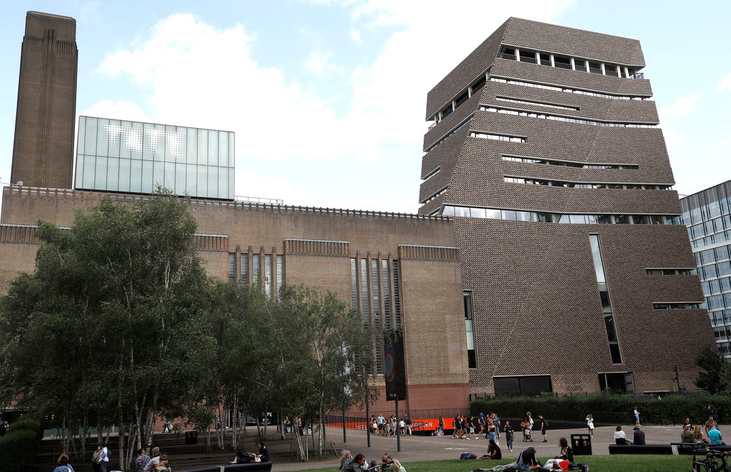 Quinze ans de prison pour avoir jete un enfant du haut du tate a londres