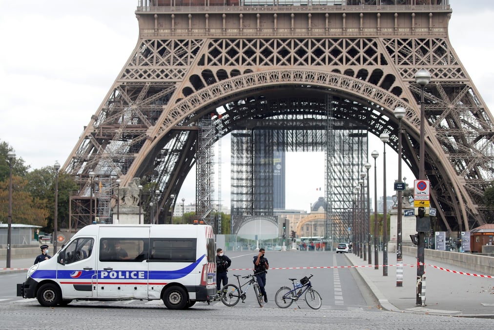 La tour eiffel evacuee apres une alerte a la bombe, rapporte bfm