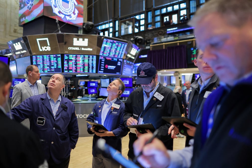 Des traders dans la salle des marches de la bourse de new york (nyse)