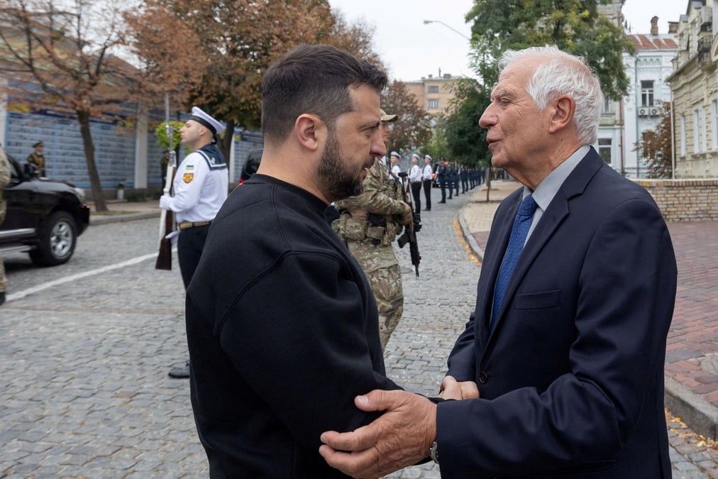 Le president ukrainien volodimir zelensky s'entretient avec le chef de la diplomatie de l'union europeenne josep borrell