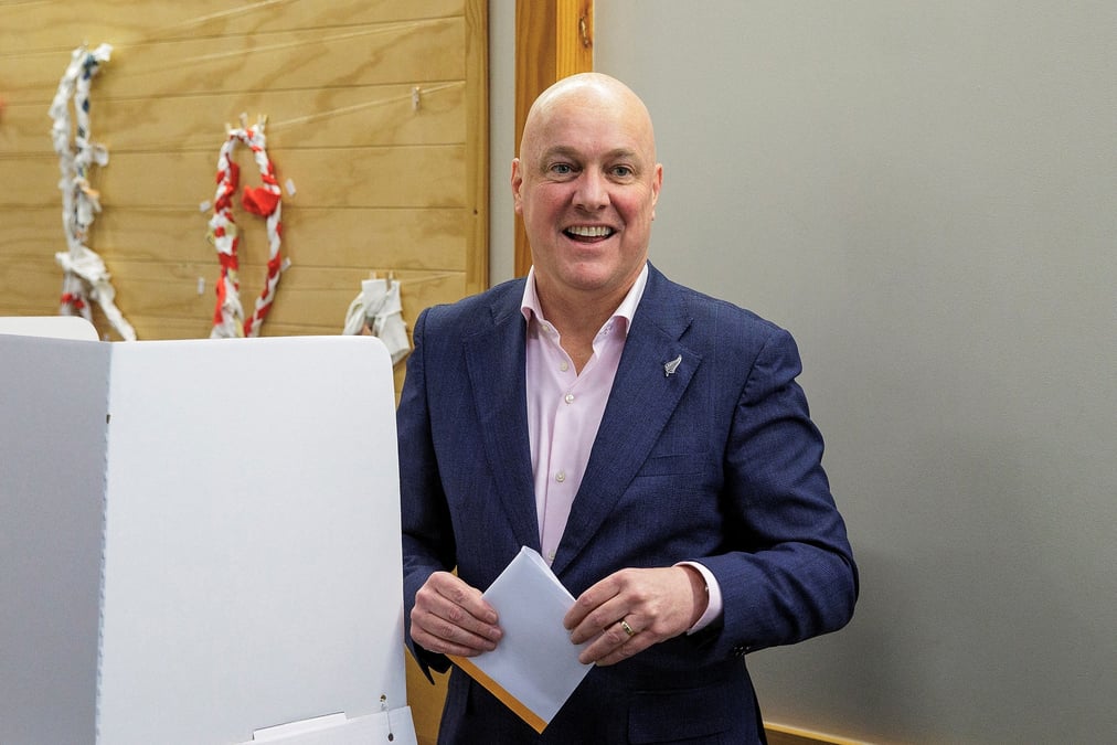 Christopher luxon, chef du parti national neo-zelandais de centre-droit, vote aux elections generales a auckland