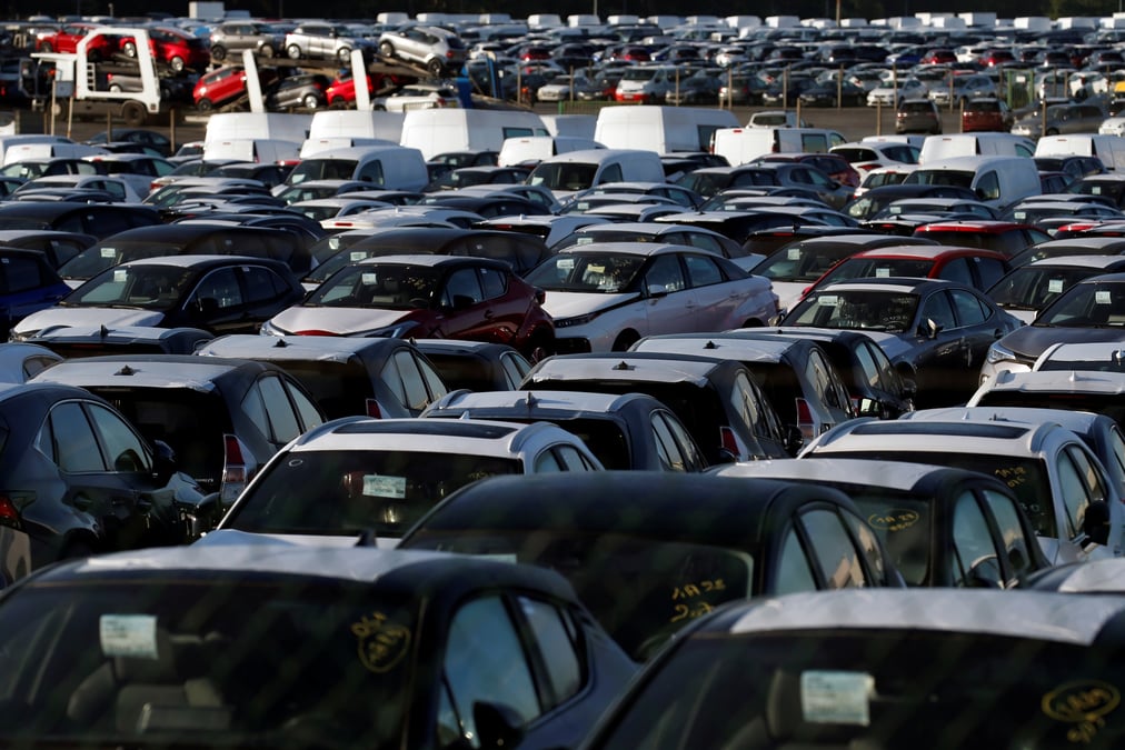 Stocks de voitures neuves garees dans un parking, a la societe de transport automobile walon france a hordain