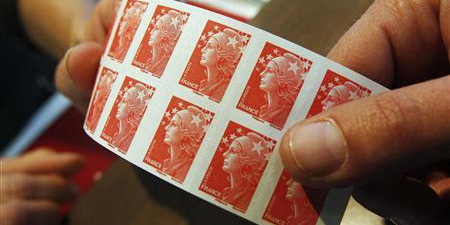 La Poste espère économiser jusqu'à 400 millions d'euros grâce à cette hausse tarifaire pour éponger une partie du déficit du service universel postal, a précisé une porte-parole.