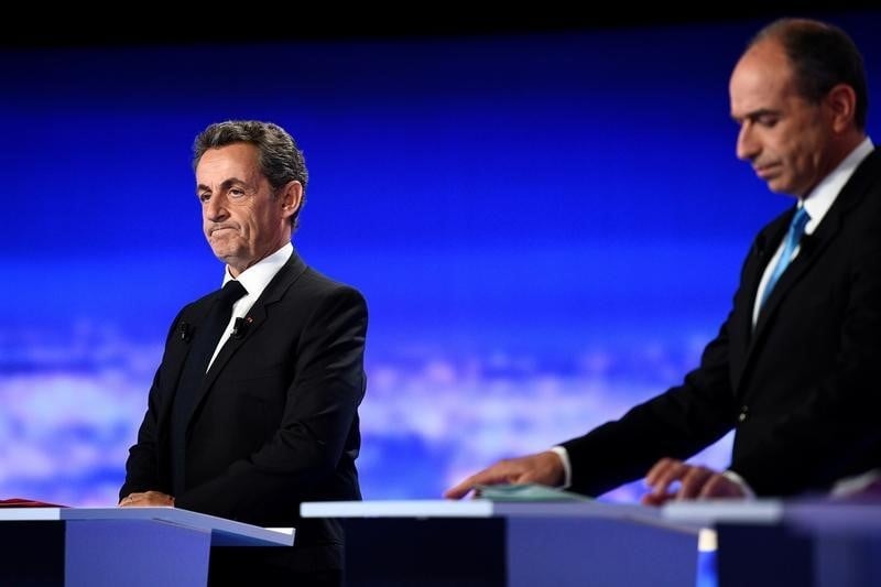 Sarkozy fustige ses rivaux qui l'attaquent sur les affaires