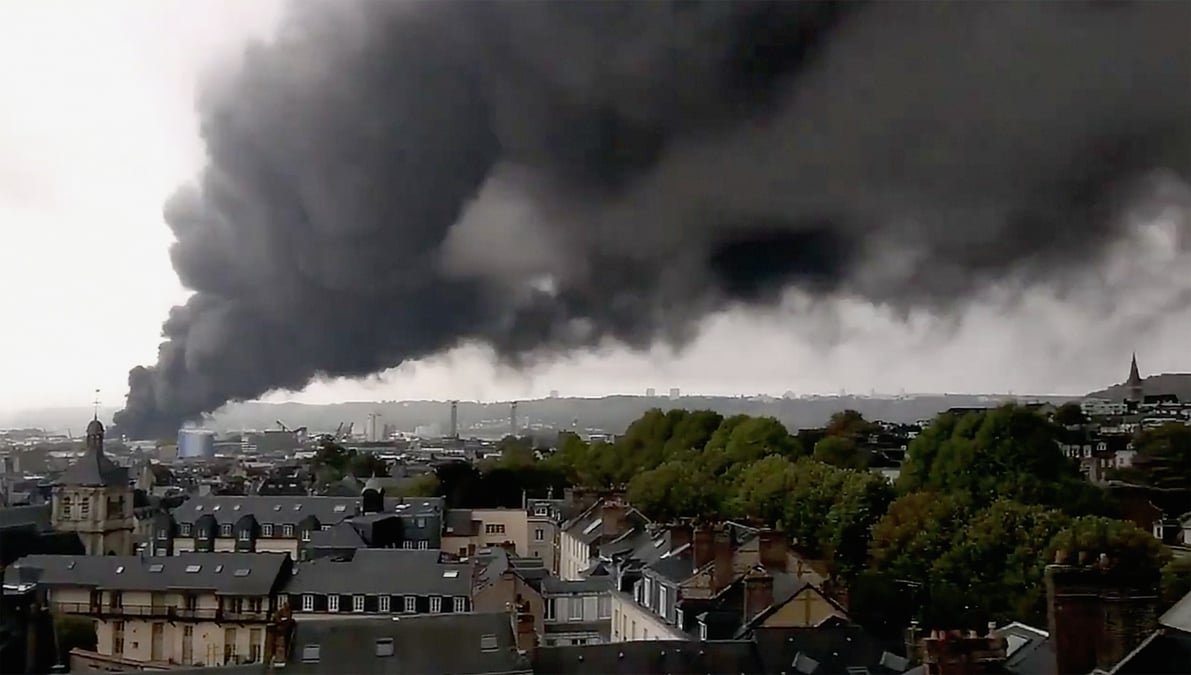 Le spectaculaire incendie de l'usine chimique Lubrizol de Rouen dans la nuit de mercredi à jeudi a provoqué de nombreuses craintes quant à la pollution de l'air et des suies retombées au sol. Dimanche, les autorités des Hauts-de-France ont interdit "à titre conservatoire" la récolte des cultures et des denrées alimentaires d'origine animale "jusqu'à l'obtention de garanties sanitaires sur les productions".