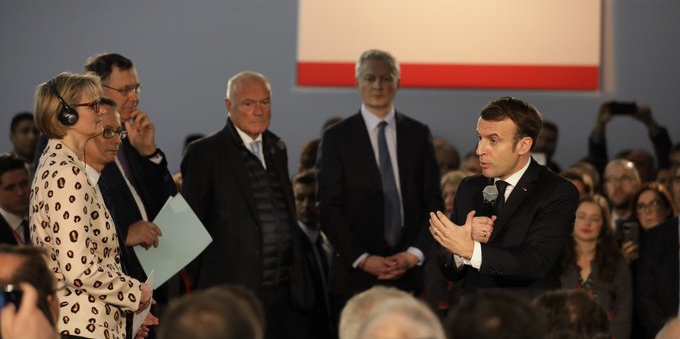 Emmanuel Macron, à l'usine Saft de Nersac, en Charente.