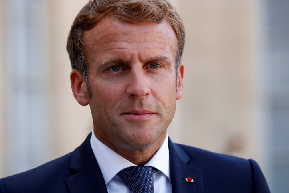 L'equipe de campagne de macron taille en secret ses fleches contre la droite
