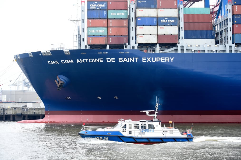 Un bateau de police allemand au port de hambourg, en allemagne