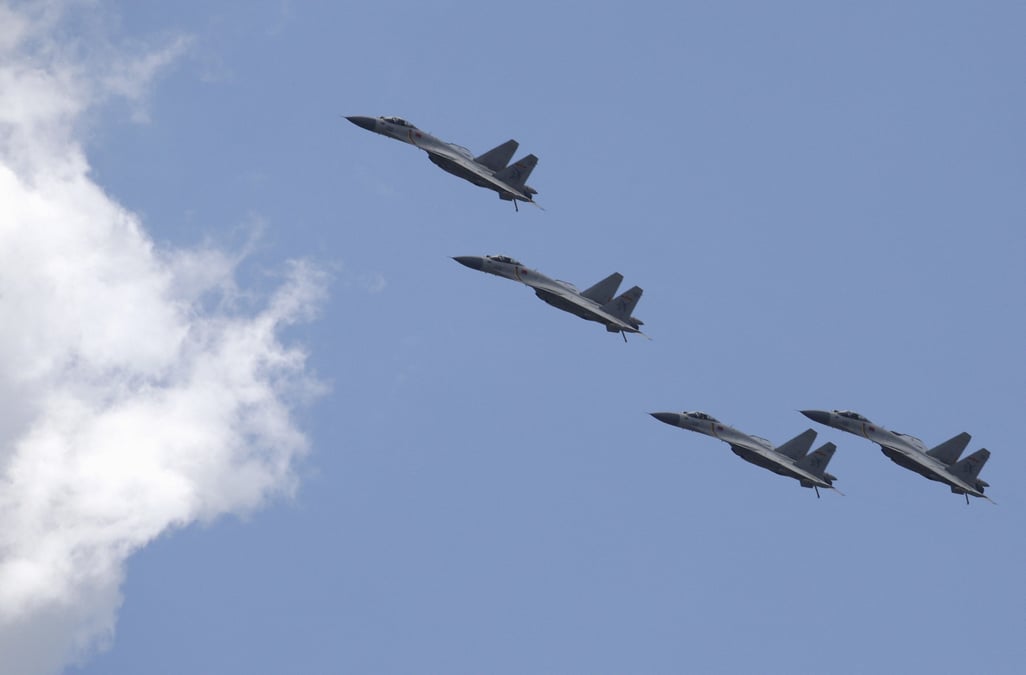 Des avions de chasse j-11b de l'armee de l'air chinoise volent en formation