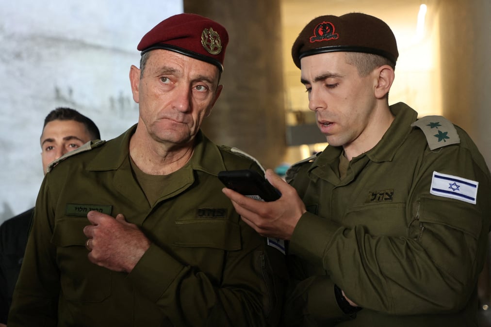 Le chef d'etat-major israelien herzi halevi ecoute un message lors d'une ceremonie