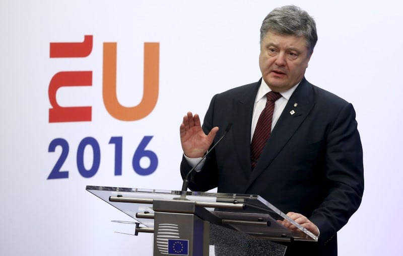 Le president ukrainien promet de regler la crise politique
