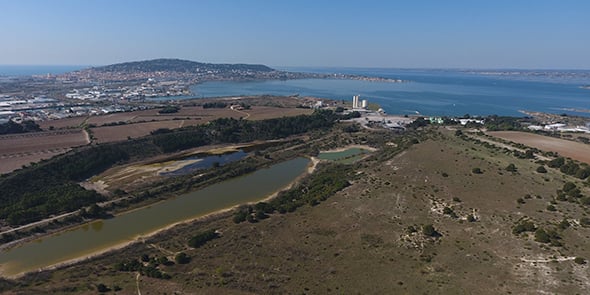 L'ancien site de la cimenterie Lafarge, au bord de l'étang de Thau, bientôt reconverti en site à vocation sport, loisirs et développement économique