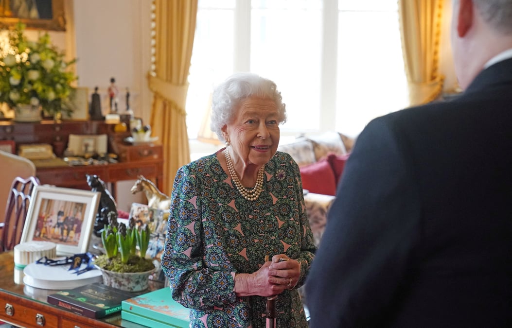 La reine d'angleterre testee positive au covid-19, annonce buckingham palace