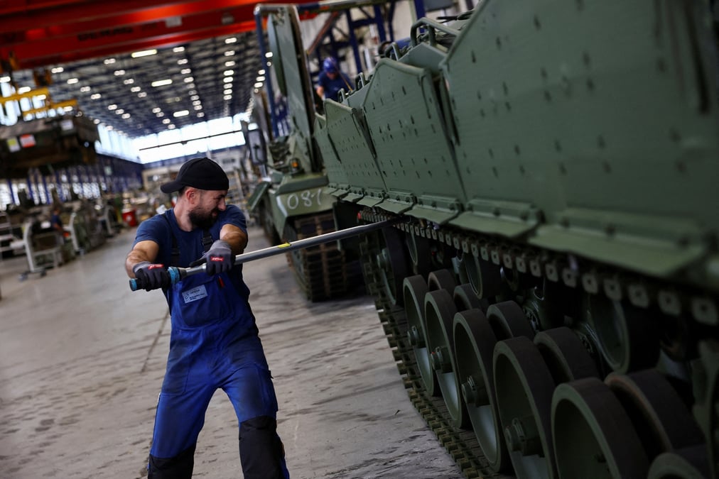 Un homme travaille dans une usine a kassel, en allemagne