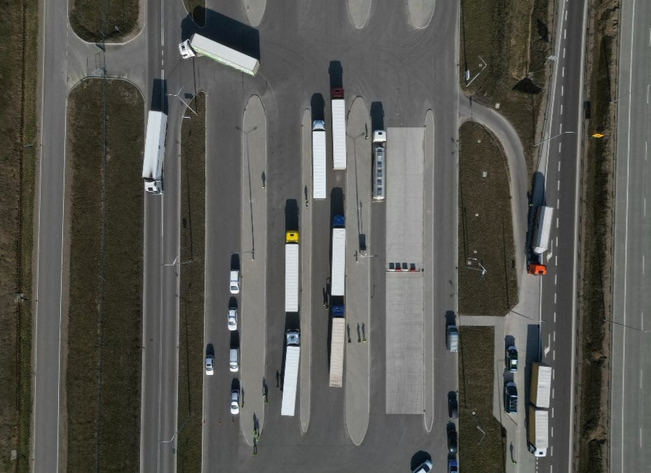 Les agriculteurs polonais manifestent a la frontiere lituanienne, affirmant que des transports de cereales ukrainiennes sont ramenes en pologne en tant que cereales de l'ue